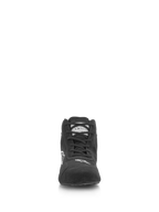 Alpinestars SP V2 sko, auto-køresko, sort, set forfra med overdel i premium ruskind, asymmetrisk snøresystem, hvidt Alpinestars-logo på tåen, professionelt motorsportfodtøj