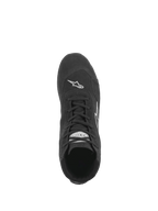Alpinestars SP V2 sko, auto køresko, sort, set oppefra viser det asymmetriske snøresystem, premium ruskindskonstruktion og hvidt Astars-logo på tåen