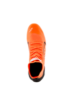 Alpinestars Supertech K-sko - FIA, karting-sko, fluoriserende orange, sort og hvid, set oppefra, der viser den strikkede overdel, orange snørebånd, hvidt Astars-logo på tåen og sort hælkappe