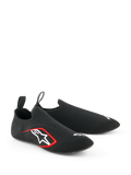 Alpinestars Tech Gaming Sko, sim-racing fodtøj, sort, med en sømløs strikket strækoverdel, hvidt broderet logo med røde detaljer, lavprofil sok-lignende design med trækstropper bagpå, optimeret til pedalfølsomhed