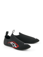 Alpinestars Tech Gaming Sko, sim-racing fodtøj, sort, med en sømløs strikket strækoverdel, hvidt broderet logo med røde detaljer, lavprofil sok-lignende design med trækstropper bagpå, optimeret til pedalfølsomhed