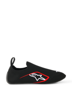 Alpinestars Tech Gaming-sko, sim-racingsko, sort, sideprofil der viser en sømløs strikket strækoverdel, hvidt Alpinestars stjerne-logo med rød kant, trækstrop bagpå, sokkelignende pasform til virtuel racing