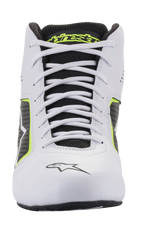 Alpinestars Tech-1 K Start V2 sko, karting-sko, hvid, sort og fluorescerende gul, set forfra med hvide snørebånd, sort mesh-pløs med gult branding og hvid mikrofiber-konstruktion med perforerede sidepaneler.