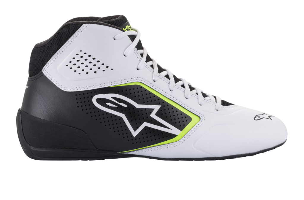 Alpinestars Tech-1 K Start V2 sko, karting-sko, hvid, sort og fluorescerende gul, sideprofil med perforerede mikrofiberpaneler, hvidt Alpinestars-logo med fluorescerende gul kant, strømlinet motorsportsdesign til karting