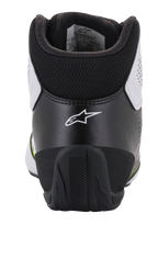 Alpinestars Tech-1 K Start V2 sko, kartingsko, hvid, sort og neon gul, set bagfra viser ergonomisk sort hælkappe med hvidt stjernelogo, polstret krave og holdbar gummiydersål til motorsport-ydeevne