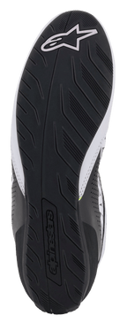 Alpinestars Tech-1 K Start V2 sko, set fra bunden med sort gummisål, tekstureret mønster for optimalt greb, hvidt Alpinestars-logo og præget navnetræk, karting fodtøj