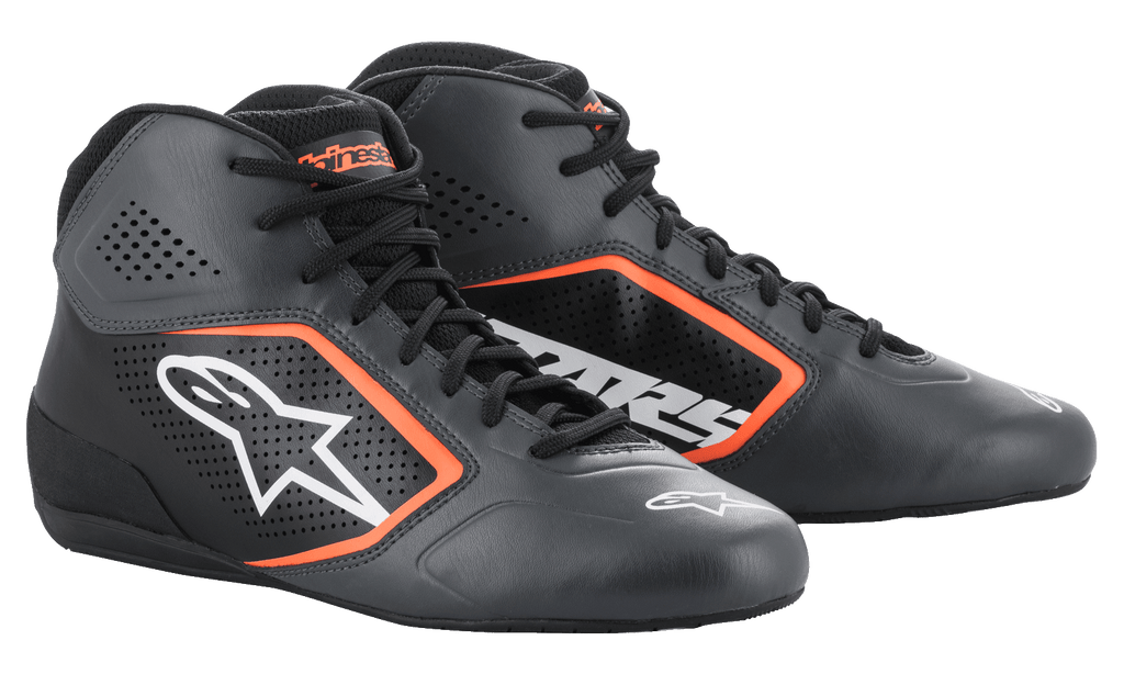 Alpinestars Tech-1 K Start V2 sko, kartingsko, Asphalt Black og Orange Fluo, med perforeret mikrofiber-overdel og klare orange detaljer, hvidt Astar-logo på siden, strømlinet racerdesign med lav profil