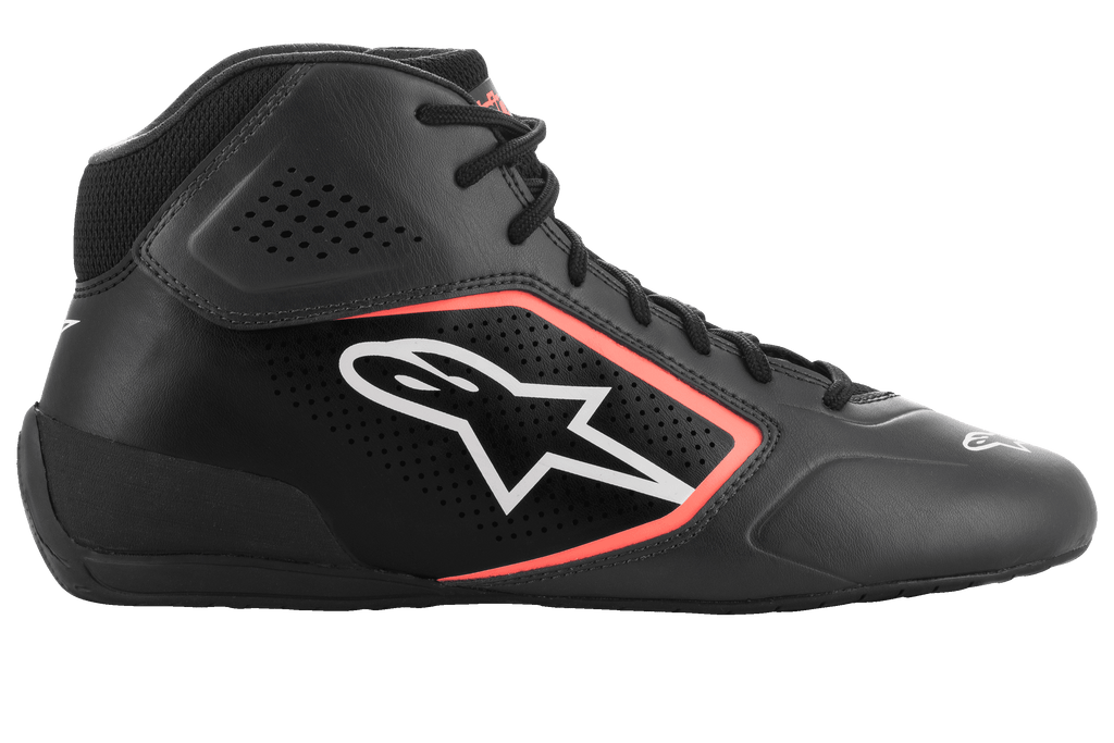 Alpinestars Tech-1 K Start V2 sko, kartingsko, asfaltsort og neonorange, sideprofil med mikrofiberoverdel med laserperforeringer, hvidt Alpinestars-logo med orange omrids og sorte snørebånd