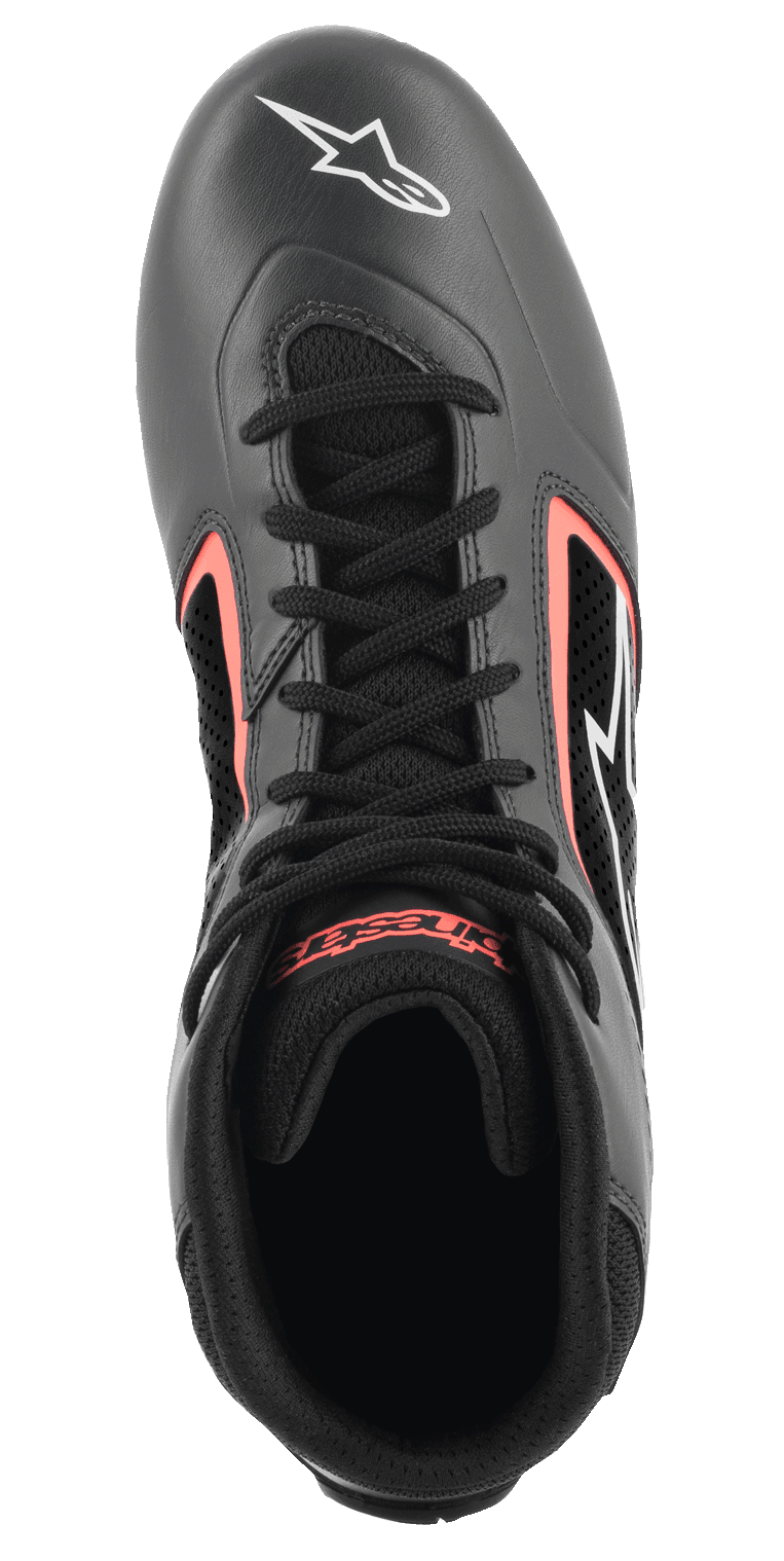 Alpinestars Tech-1 K Start V2 sko, karting-sko, Asphalt Black og Orange Fluo, set oppefra, med sorte snørebånd, hvidt stjernelogo på tåen og åndbare perforerede paneler med klare orange detaljer