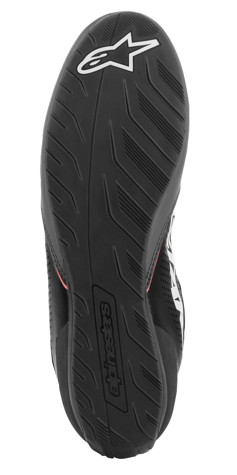 Alpinestars Tech-1 K Start V2 sko, kartingsko, sålvisning, sort gummi med tekstureret mønster, hvidt Alpinestars-logo og præget branding på hælen, designet til greb på racerpedaler