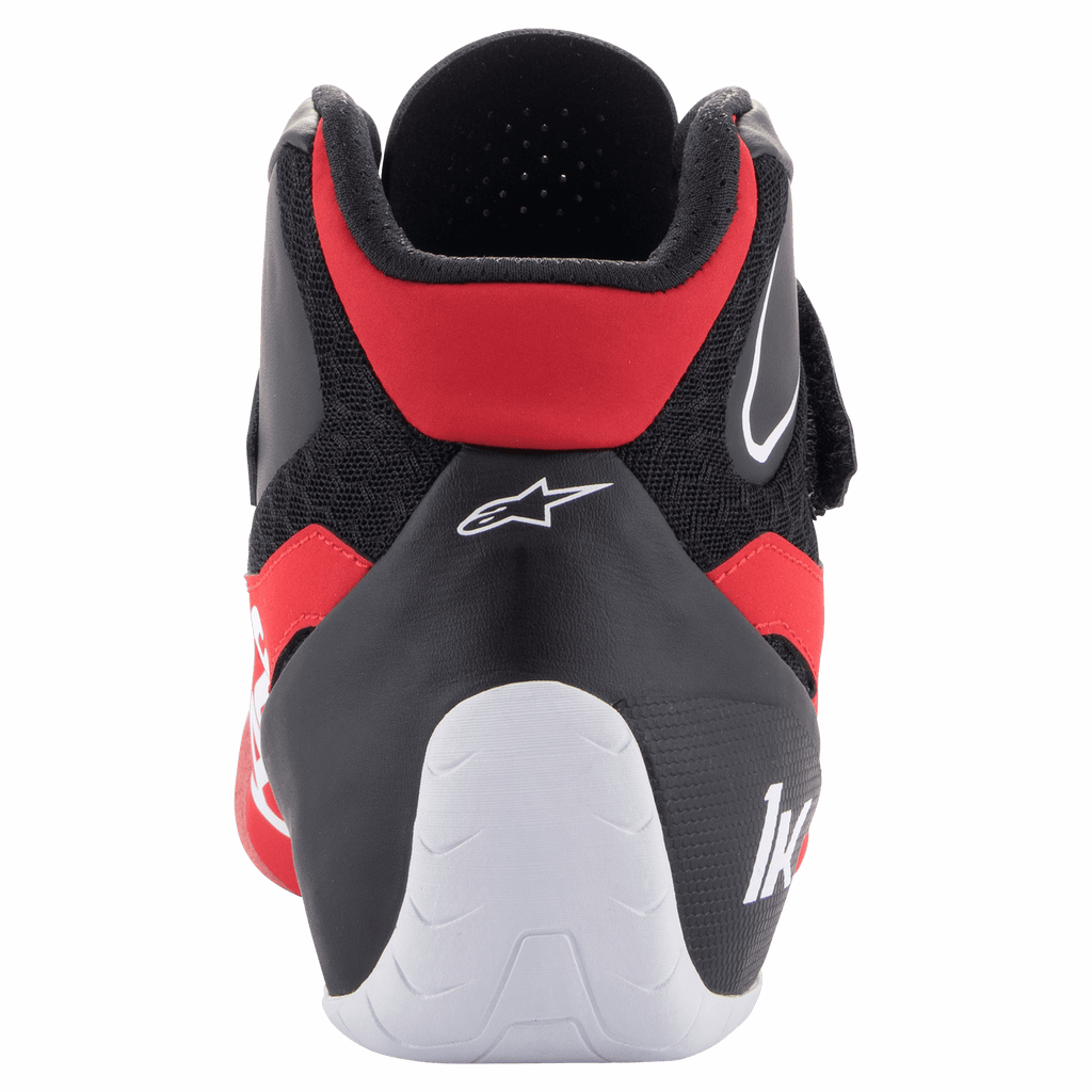 Alpinestars Tech-1 K V2 sko, kartingsko, rød, sort og hvid, set bagfra med den lavt skårne akilleskrave, hvid hæl med '1K'-logo og Alpinestars stjernelogo på den sorte overdel