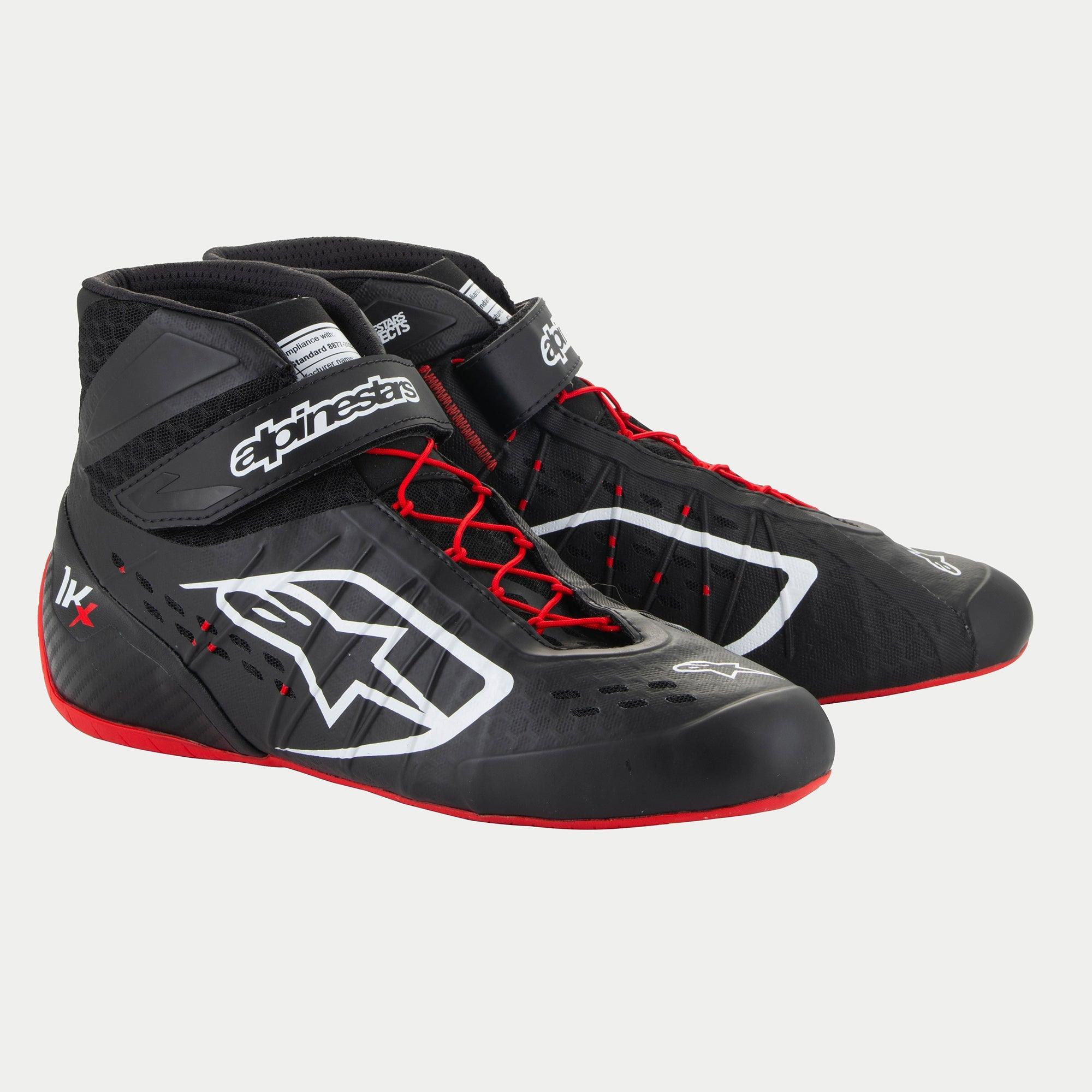 Alpinestars Tech-1 KX V3-sko, kartingsko, sort, hvid og rød, med hvide Alpinestars-logoer, røde asymmetriske snørebånd og en rød ydersål, slank termosvejset konstruktion med laserskårne perforeringer og justerbare ankelremme til motorsportsperformance.