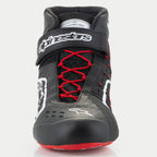 Alpinestars Tech-1 KX V3 sko, karting-sko, sort, hvid og rød, set forfra med røde asymmetriske snørebånd, sort velcro-ankelrem med hvidt logo, FIA 8877-2022 certificeringsmærke synligt på pløsen.