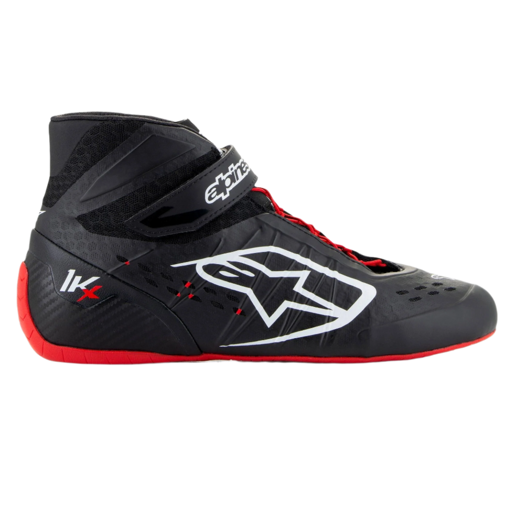 Alpinestars Tech-1 KX V3 sko, karting racingsko, sort, hvid og rød, sideprofil med sømløs termosvejset konstruktion, stort hvidt logo på siden, high-top design med velcrostrop og tynd rød gummisål