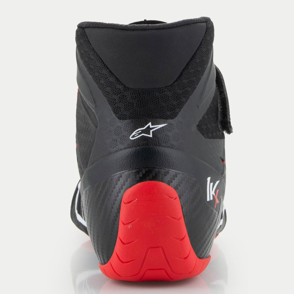 Alpinestars Tech-1 KX V3 sko, kartingsko, sort hvid rød, set bagfra der viser den konturerede røde hæl og det hvide logo, tekstureret finish og åndbar mesh-krave til banepræstation