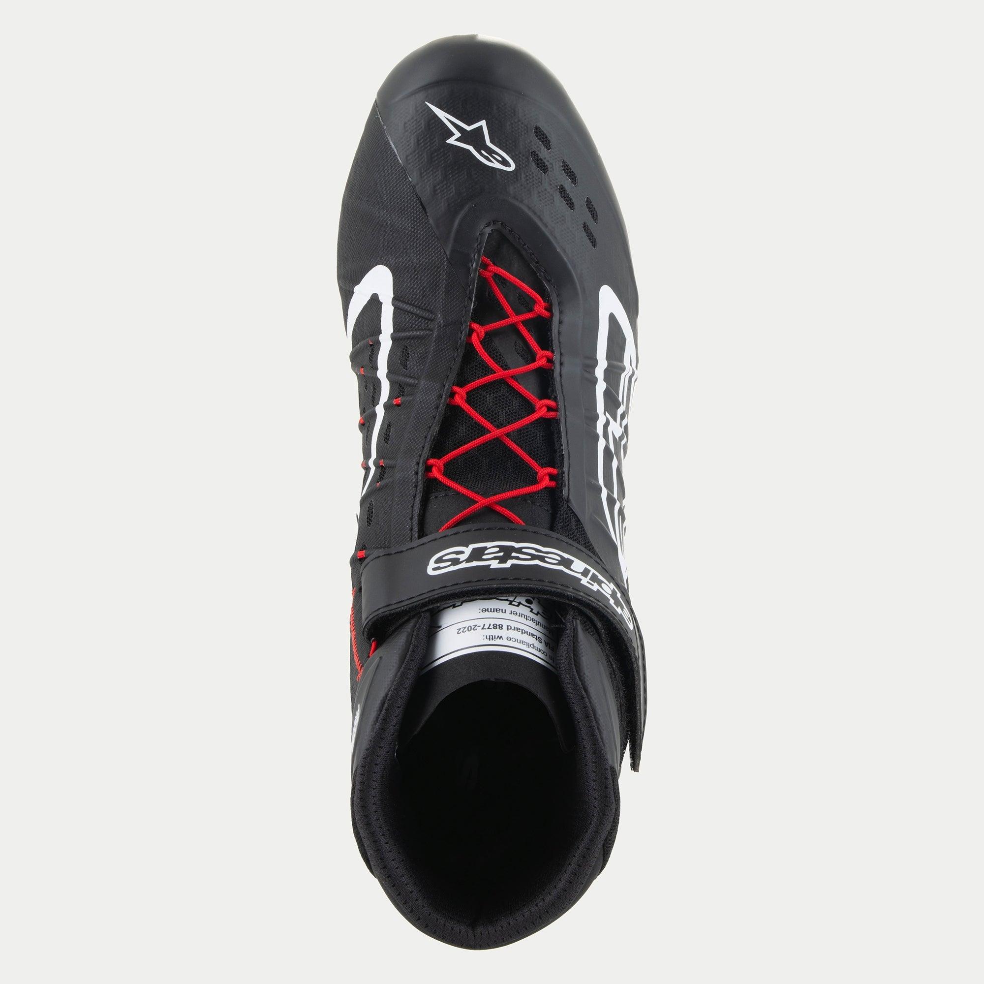 Alpinestars Tech-1 KX V3 sko, kartingsko, sort, hvid og rød, set oppefra med røde snørebånd og en sort ankelstrop med hvidt branding, hvidt Alpinestars-logo på tåen, strømlinet åndbart design til motorsport.