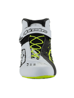 Alpinestars Tech-1 KX V3-sko - FIA, karting-fodtøj, sort, hvid og gul fluo, set forfra med fluorescerende gule snørebånd, hvid ankelrem med sort branding, asymmetrisk farveblokeret design og laserskårne ventilationsdetaljer