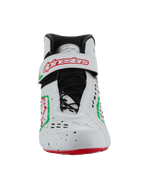 Alpinestars Tech-1 KX V3 sko - FIA, kartingsko, hvid, grøn og rød, set forfra med asymmetrisk snøresystem og velcrorem med rødt Alpinestars-logo, strømlinet perforeret design til motorsport.
