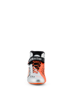 Alpinestars Tech-1 KX V3 sko, kartingsko, sort, sølv og orange fluo, set forfra, overdel i sølv og fluorescerende orange, asymmetriske orange snørebånd, sort ankelrem med hvid branding, strømlinet FIA-certificeret racerfodtøj