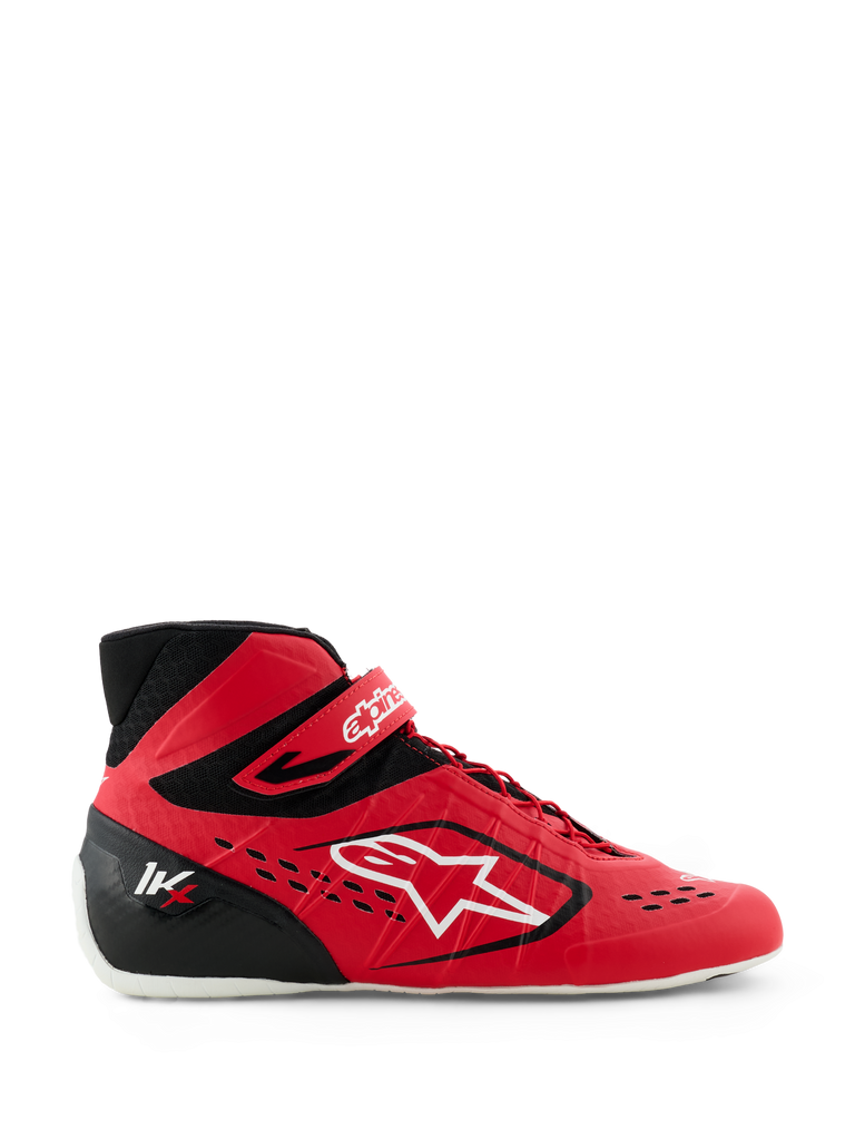 Alpinestars Tech-1 KX V3 kartingsko, rød og sort, sideprofil med stort hvidt Alpinestars-logo, asymmetrisk snøresystem, velcro-ankelrem og letvægts sømløst design til motorsport