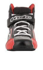 Alpinestars Youth Tech-1 K sko, gokart-sko, sort, hvid og rød, set forfra med hvide snørebånd og velcrolukning med logo, røde detaljer på tåen, letvægtsmikrofiber og mesh-konstruktion