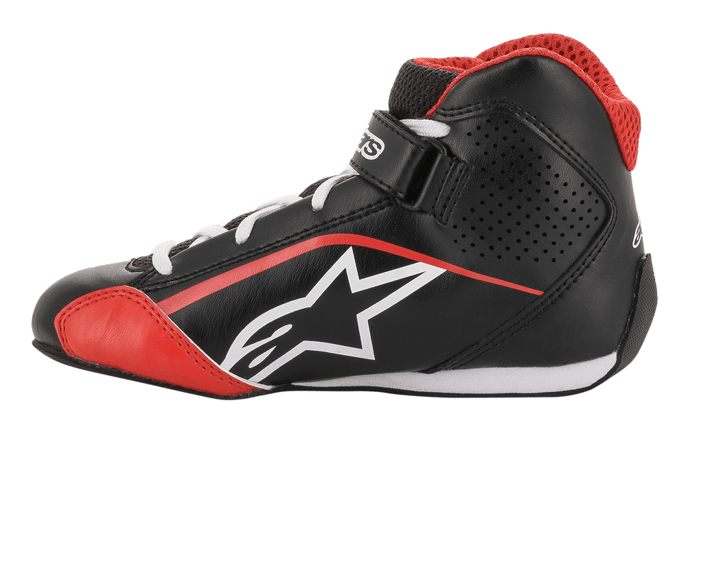 Alpinestars Youth Tech-1 K sko, karting-fodtøj, sort, hvid og rød, sideprofil med hvidt stjernelogo, rød mesh-krave, hvide snørebånd og ankelrem, letvægtsmikrofiber og mesh-design til racing