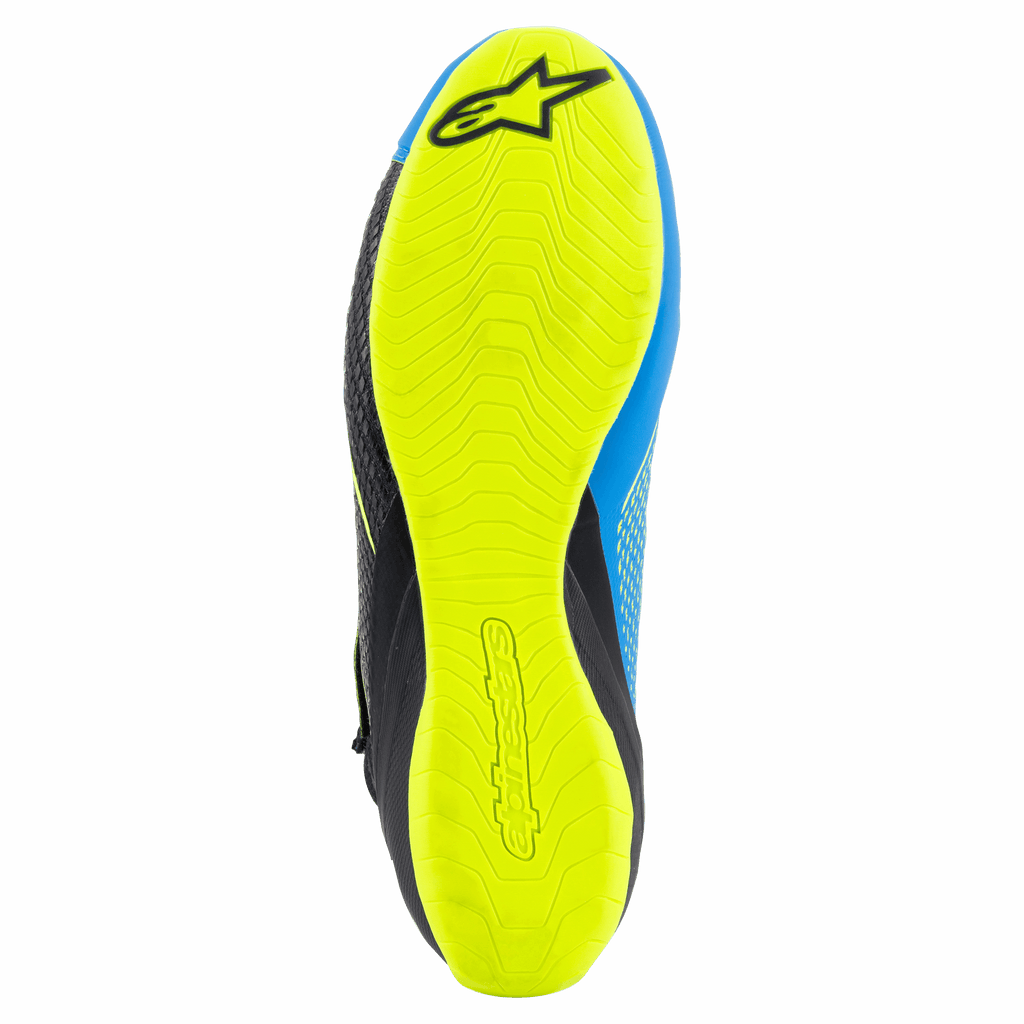 Alpinestars Tech-1 KZ V2 karting-sko, sort, emaljeblå og fluo-gul, visning nedefra af den tynde fluo-gule gummiydersål, tekstureret grebsmønster med Alpinestars-logoer, designet til pedalfølsomhed