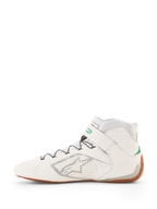Alpinestars Tech-1 Z V3-sko FIA, hvide racersko med grønne og sølvfarvede detaljer, gummisål, high-top design med perforeret læder, hurtigsnøringssystem med wirestøtte, sølvfarvet Alpinestars-logo på siden
