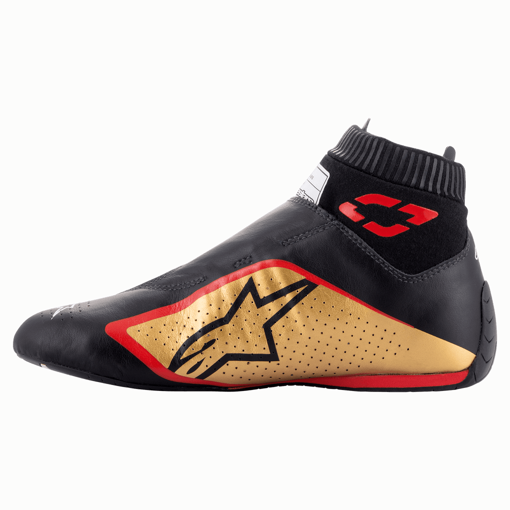 Alpinestars Supermono V2 Shoes FIA, auto køresko, sort, guld og rød, profilvisning fra siden med en strømlinet læderkonstruktion i ét stykke, guld sidepanel med sort stjernelogo, røde detaljer og en ribbet elastisk krave.