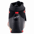 Alpinestars Supermono V2 FIA-sko, hælen på racingskoen set bagfra, sort med hvidt stjernelogo og røde accenter, med rillet ildfast krave og strømlinet læderkonstruktion