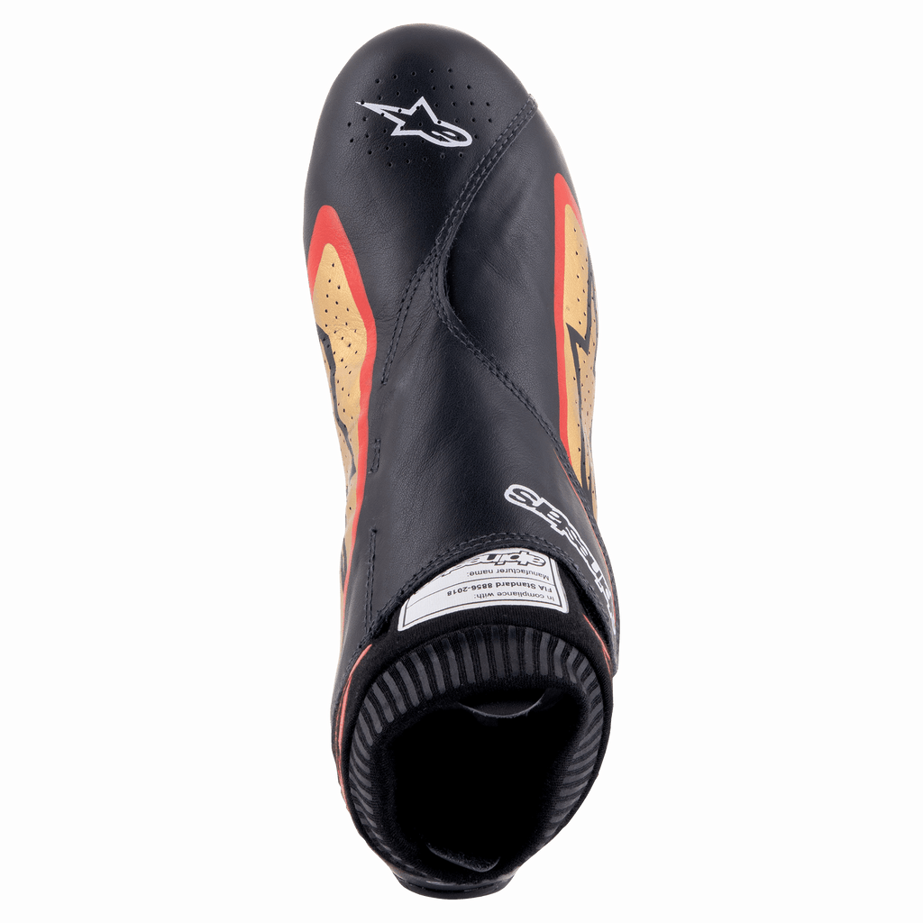 Alpinestars Supermono V2 sko FIA, sort, guld og rød, set oppefra af en ultralet racingsko, førsteklasses sort læder med sideaccenter i guld og rød, perforerede zoner til ventilation og Alpinestars-logo på tåen.