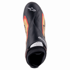 Alpinestars Supermono V2 sko FIA, sort, guld og rød, set oppefra af en ultralet racingsko, førsteklasses sort læder med sideaccenter i guld og rød, perforerede zoner til ventilation og Alpinestars-logo på tåen.