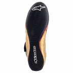 Alpinestars Supermono V2 sko FIA, racingsko, sort, guld og rød, set nedefra, der viser den tynde ydersål i gummiblanding med tekstureret greb, hvidt Alpinestars-logo og branding, overdel i guld læder med røde detaljer