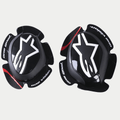 Alpinestars GP Pro knæ-slider s, sorte, me d hvidt Alpine stars stjernelo go, 'one goal. one vision.' t ekst på kantern e, rød accents tribe på tekstu rerede vinger, anatomisk form et polymerforbi ndelse til moto rcykel-raceruds tyr