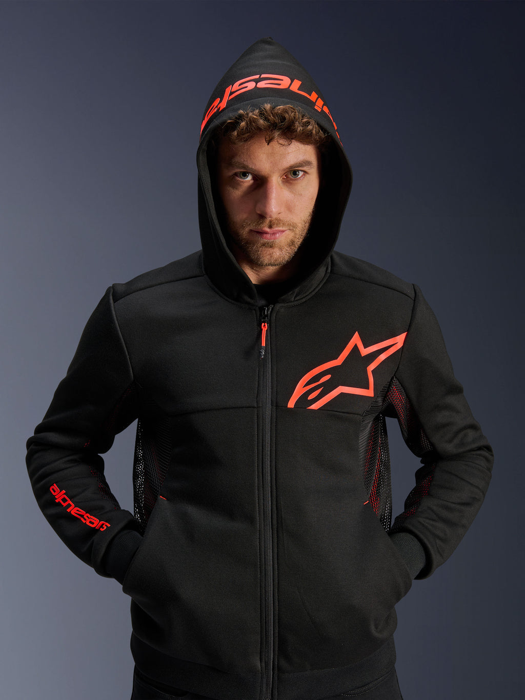 Alpinestars Chrome Air Sport hættetrøje, sort og fluorescerende rød, urban motorcykelhættetrøje med ventilationspaneler i mesh, rødt Astar-logo på brystet og logo på hætten, afslappet køreudstyr til bymiljøer