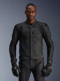 Alpinestars Dusk Airflow læderjakke, sort motorcykeljakke, perforeret læder med beskyttende polstring på skuldrene, kropsnært design, båret med matchende sorte beskyttelseshandsker