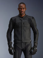 Alpinestars Dusk Airflow læderjakke, sort motorcykeljakke, perforeret læder med beskyttende polstring på skuldrene, kropsnært design, båret med matchende sorte beskyttelseshandsker