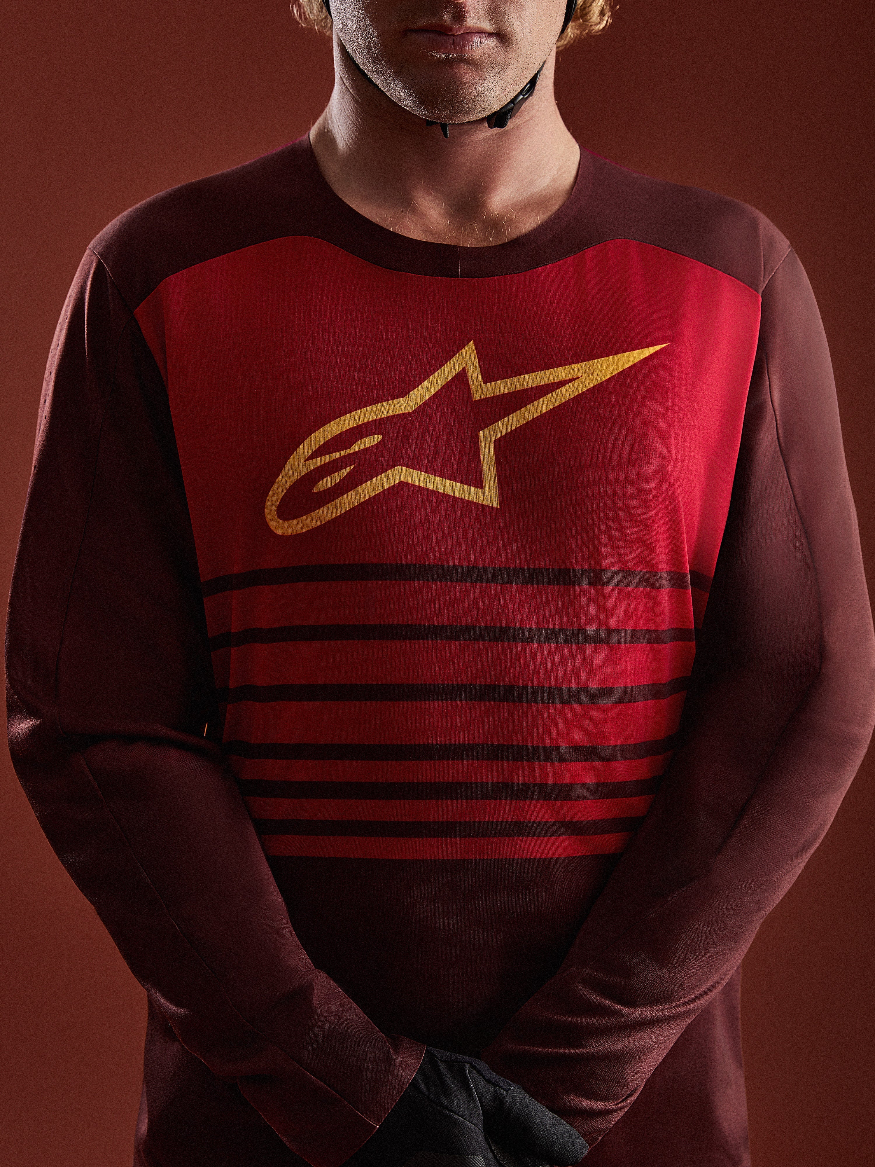 Alpinestars A-Dura Elite langærmet trøje i bordeaux med rødt brystpanel, gult A-star logo og striber.