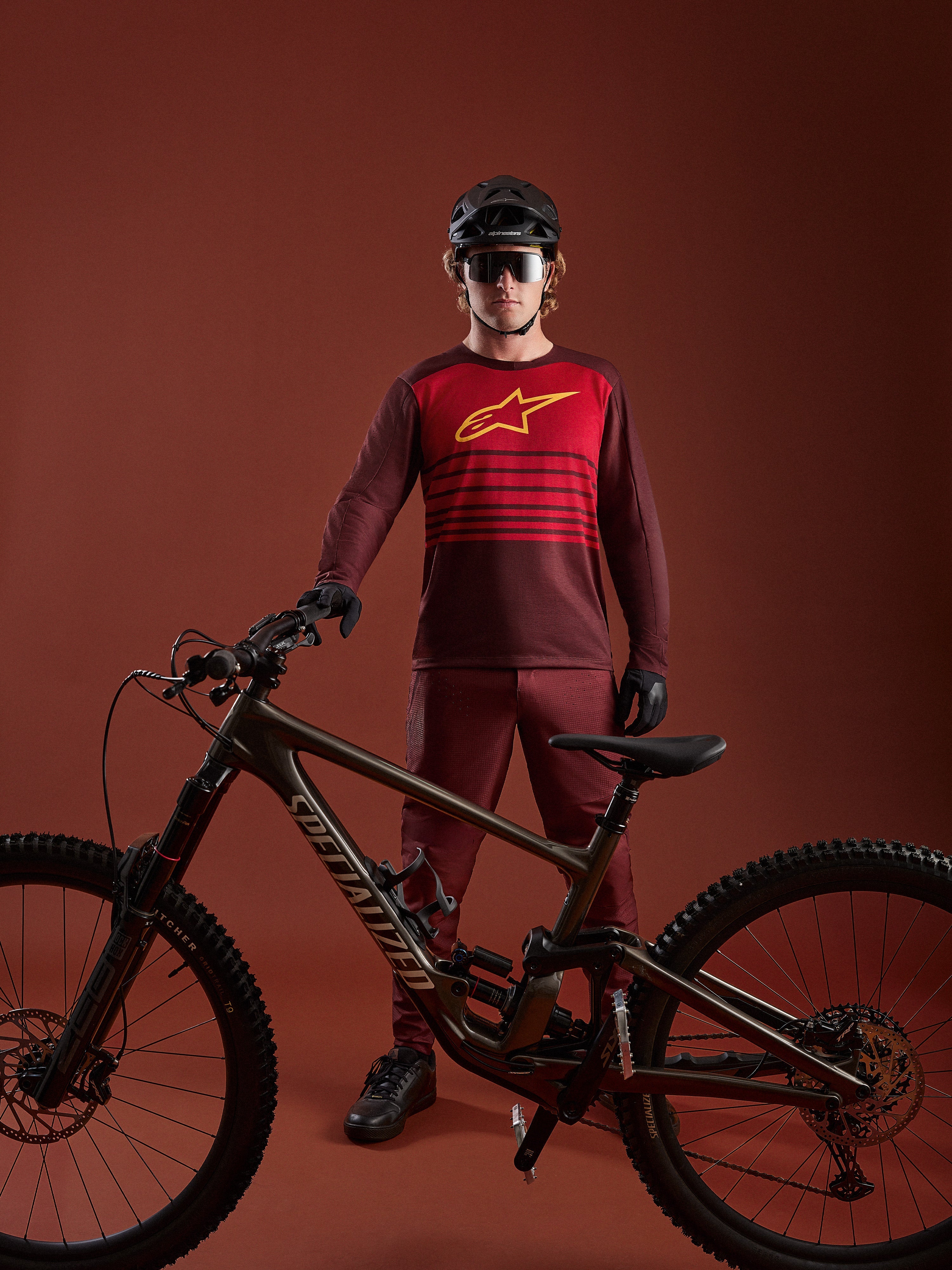 Bordeaux A-Dura Elite Trøje 2.0, langærmet MTB-trøje med rødt brystpanel og gult logo, vist med mountainbike.