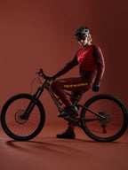 Bordeaux A-Dura Elite trøje 2.0 og bukser på mountainbiker med en Specialized-cykel i et studie.