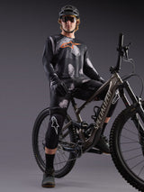 Alpinestars A-Dura Ride sort camo jersey og shorts, båret af mountainbikerytter med hjelm og knæbeskyttere.