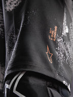 A-Dura Ride Shorts i sort camouflage med orange Alpinestars-logo på holdbart 4-vejs strækstof til MTB.