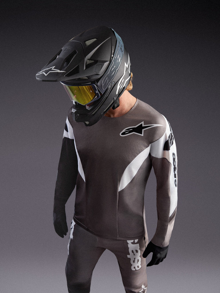 A-Supra Elite Trøje i Faded Gray, let mikroperforeret MTB-trøje med racergrafik og ASTARS-logo.