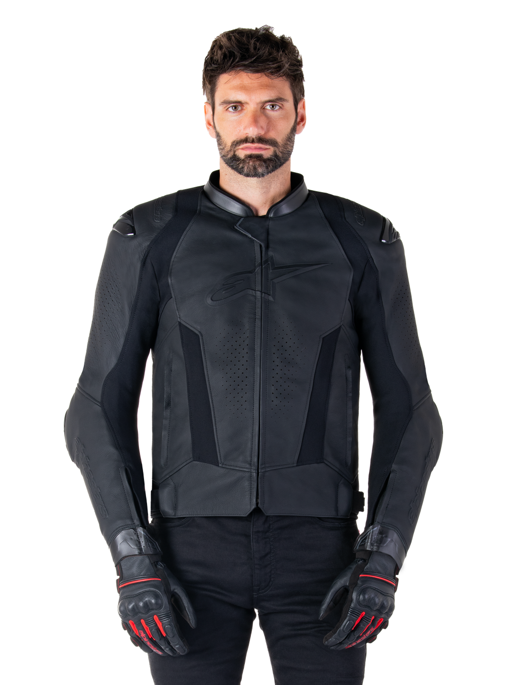 Alpinestars Missile V3 læderjakke, sort motorcykel-racingjakke, båret af model med matchende sorte handsker og bukser, med perforeret læder til ventilation, udvendige skulderskydere og strømlinet sportsdesign
