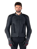 Alpinestars Missile V3 læderjakke, sort motorcykel-racingjakke, båret af model med matchende sorte handsker og bukser, med perforeret læder til ventilation, udvendige skulderskydere og strømlinet sportsdesign