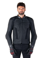 Alpinestars Missile V3 læderjakke, sort motorcykel-racingjakke, båret af model med matchende sorte handsker og bukser, med perforeret læder til ventilation, udvendige skulderskydere og strømlinet sportsdesign