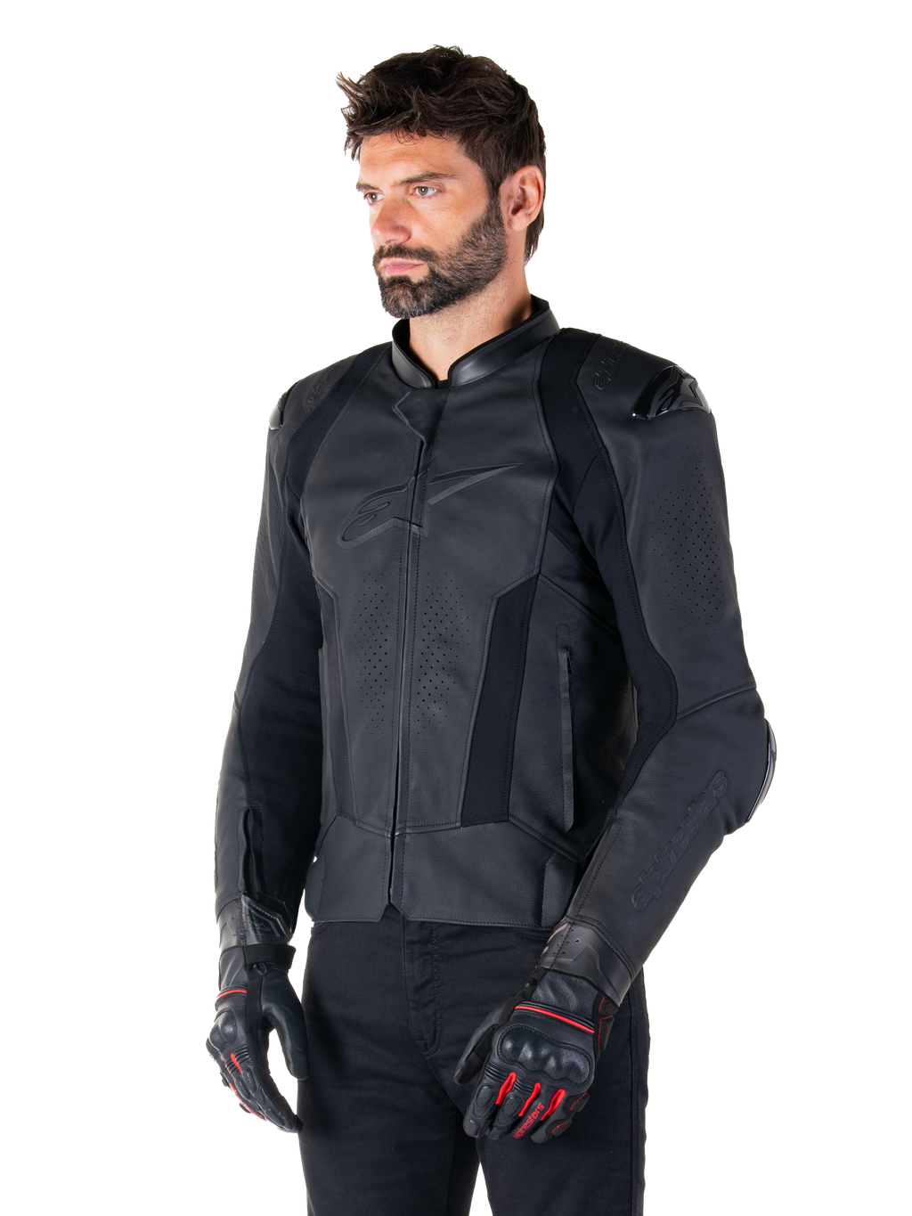 Mandlig kører iført Alpinestars Missile V3 læderjakke i sort, førsteklasses okselæder med perforerede brystpaneler og eksterne DFS-skulderbeskyttere, kombineret med sorte bukser og sort/røde racinghandsker.
