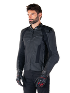 Mandlig kører iført Alpinestars Missile V3 læderjakke i sort, førsteklasses okselæder med perforerede brystpaneler og eksterne DFS-skulderbeskyttere, kombineret med sorte bukser og sort/røde racinghandsker.