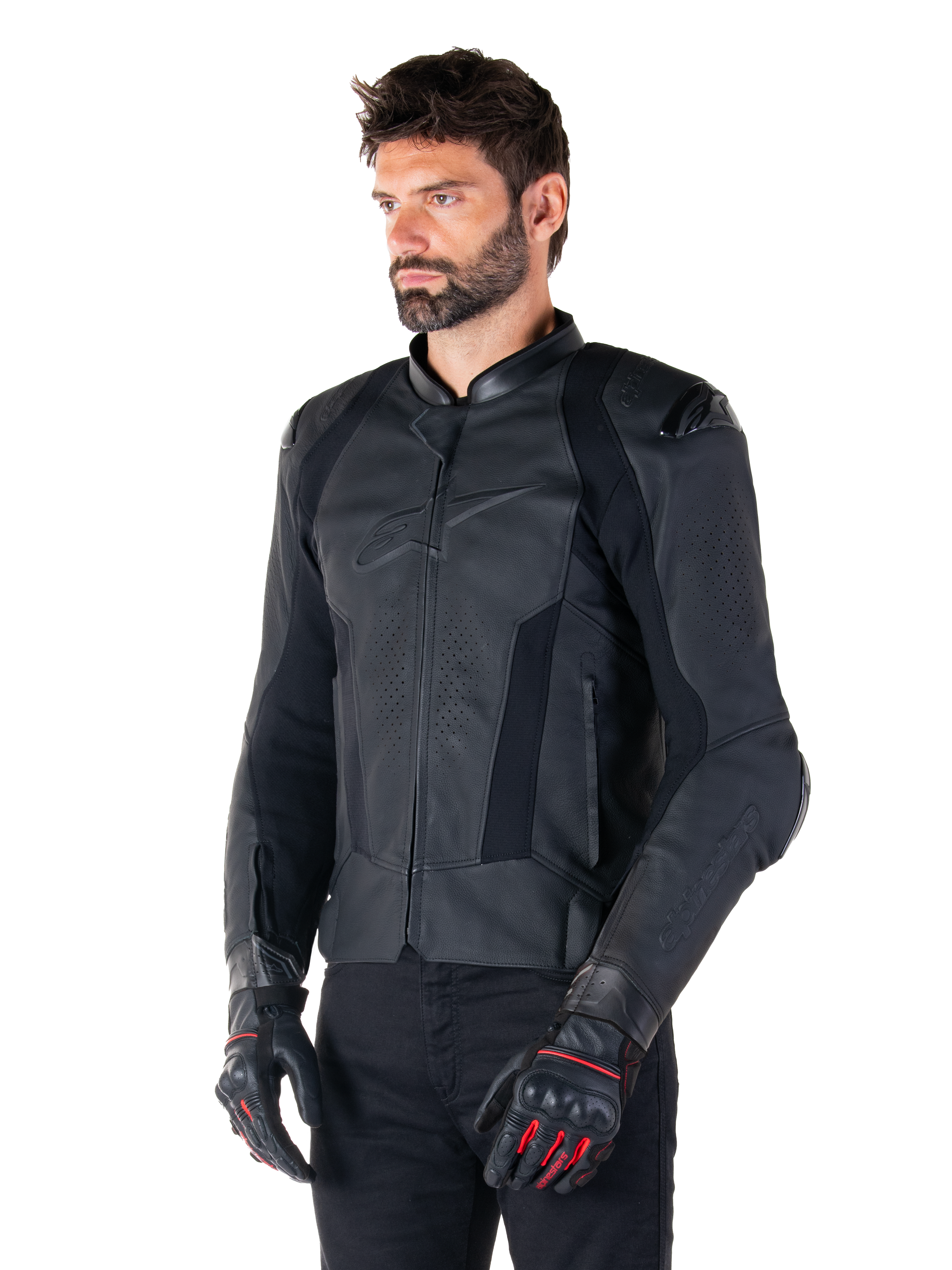 Mandlig kører iført Alpinestars Missile V3 læderjakke i sort, førsteklasses okselæder med perforerede brystpaneler og eksterne DFS-skulderbeskyttere, kombineret med sorte bukser og sort/røde racinghandsker.