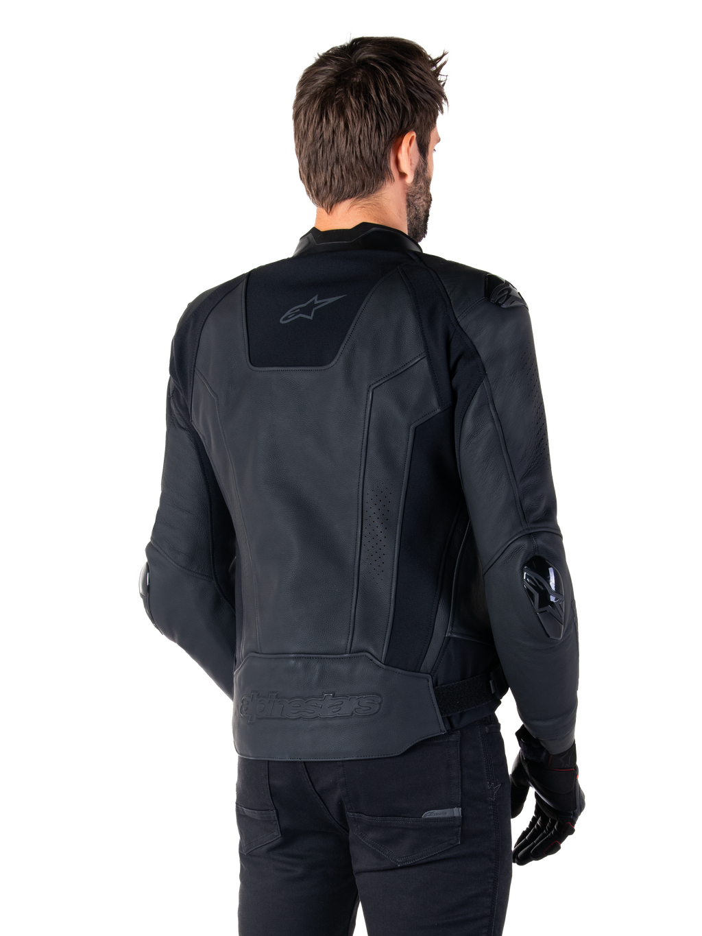 Alpinestars Missile V3 læderjakke, sort, set bagfra på model, premium racing-sportsjakke i læderkonstruktion, med præget Alpinestars-branding på den nedre ryg og TPU-albue-sliders